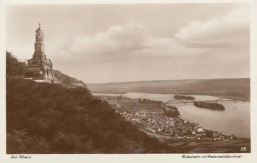 Nationaldenkmal mit Blick auf Rüdesheim ngl E0376