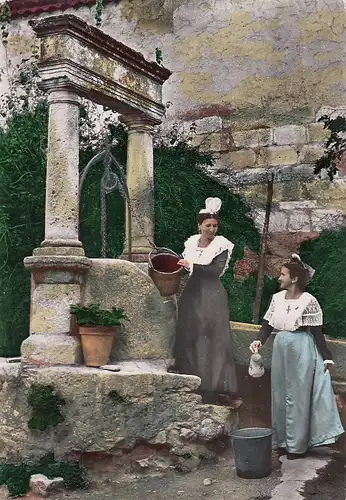 Provence Arlésienne devant un vieux puits ngl D8306