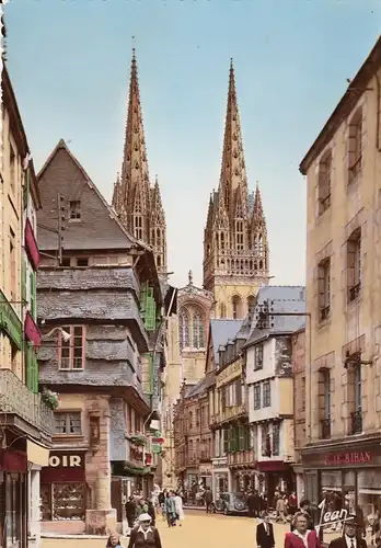 Quimper (Finistère) Rue Kéréon et la Cathédrale ngl D8082