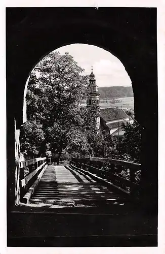 Tittmoning/Obb. - Blick durch das Burgtor auf die Pfarrkirche gl1955 154.711