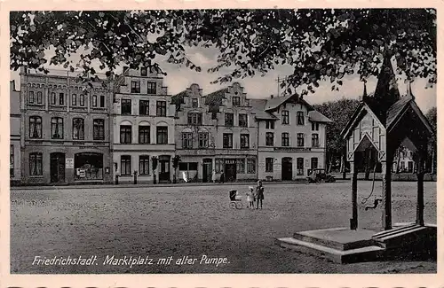 Friedrichstadt Marktplatz mit alter Pumpe gl1939 156.399