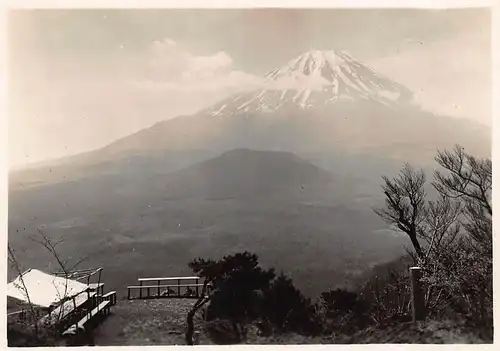 Japan Vulkan Fuji mit japanischem Teehaus im Vordergrund 160.074