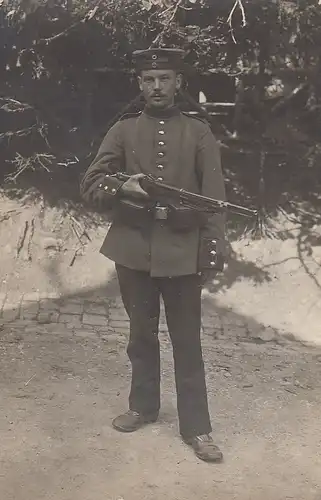 1.WK Soldaten-Portrait mit Waffe feldpgl1914 E0638