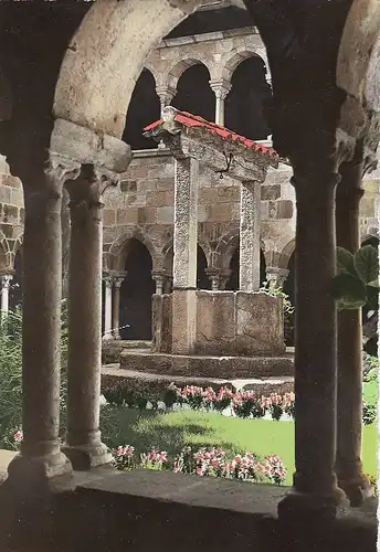 La Côte d'Azur, Frejus (Var) Le Cloitre et le puits ngl D9927