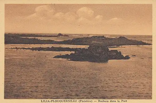 Lilia-Plouguerneau (Finistère) Rochers dans le Port ngl E0118
