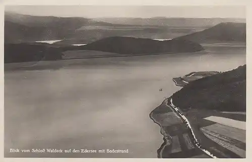 Blick vom Schloss Waldeck auf den Edersee mit Badestrand gl1931 E1246
