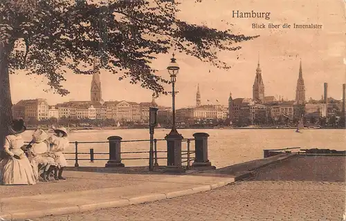 Hamburg - Blick über die Innenstadt Damen auf einer Parkbank gl1912 159.380