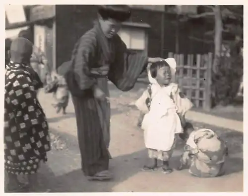 Japan Japanische Frau mit 2 Kindern auf der Strasse 160.147