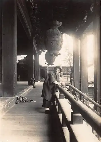 Japan Osaka Tempel mit altem Mann 160.036