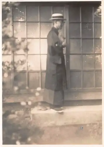 Japan Ōiso - Mann vor japanischem Teehaus 160.128