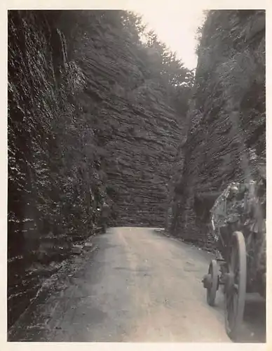 Japan Strasseneinschnitt in Lava- u. Tuffschichten 160.133