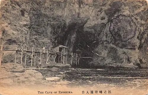 Japan Enoshima - The Cave Stelzenbrücke am Ufer zur Höhle ngl 160.548