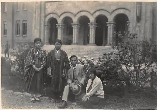 Japan Tokyo Vor der Universität beim Akamon mit Schülerinnen 160.066