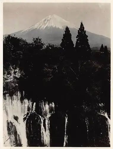Japan Blick auf verschneiten Vulkan Fuji mit Wasserfällen 160.091