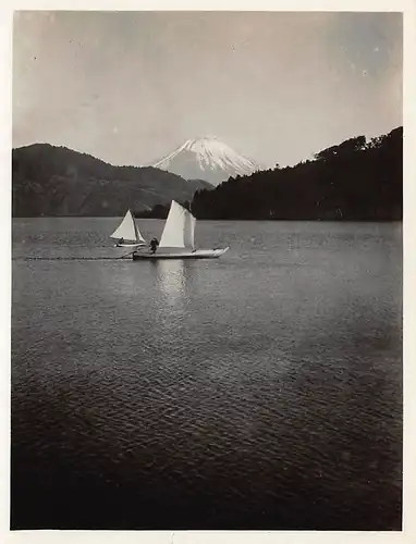 Japan Blick auf Vulkan Fuji vom See Shoji mit Segelboot 160.092