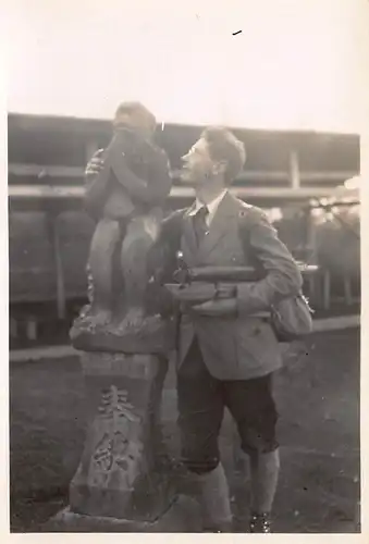 Japan Yoshida am Fuß des Fujisan - Affe am Tempel 160.153