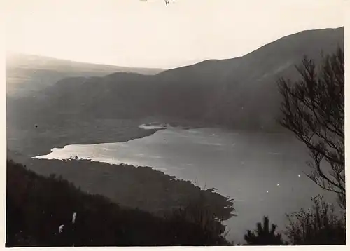 Japan See Motozu mit Lavastrom am Fuss des Vulkan Fuji vom Panoramaberg 160.076