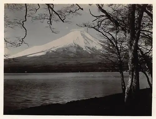 Japan Blick auf verschneiten Vulkan Fuji vom See Shoji 160.089