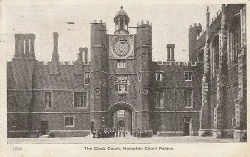 The Clock Court, Hampton Court Palace glum 1910? E1883