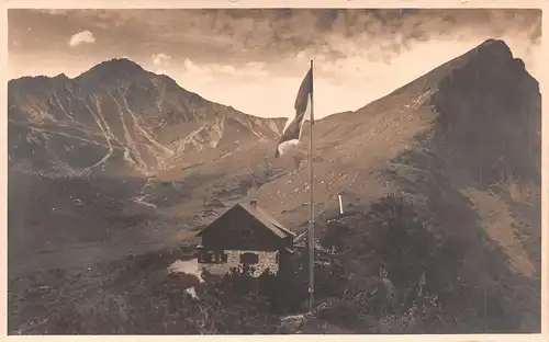 Kempten Hütte vor Bergmassiv ngl 162.735