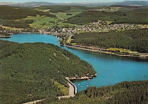 Schluchsee im Schwarzwald, Blick auf Staumauer, See und Ortszentrum ngl E3526