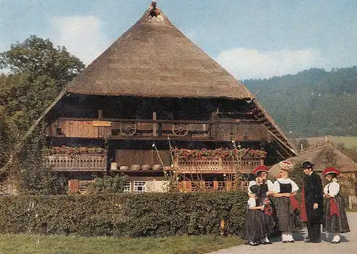 Gutach, Trachtengruppe vor Vogtsbauernhof im Freilichtmuseum ngl E3539