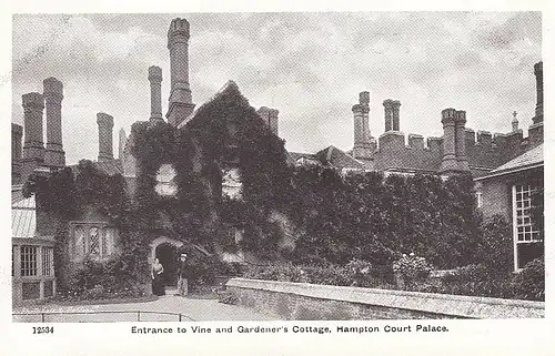 Hampton Court Palace, Entrence to Vine and Gardener's Cottage ngl E5228