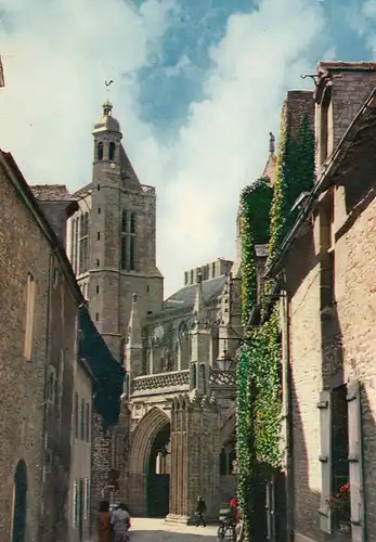 Dol-de-Bretagne (Ille-et-Vilaine) La Cathédrale vue de la rue Ceinte ngl E7818