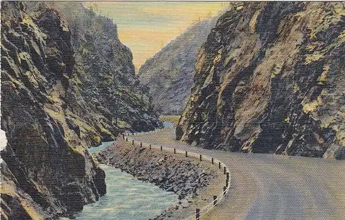 Rocky Mountain Nat.Park, CO., Highway in Tompson Canon Estes ngl E8742