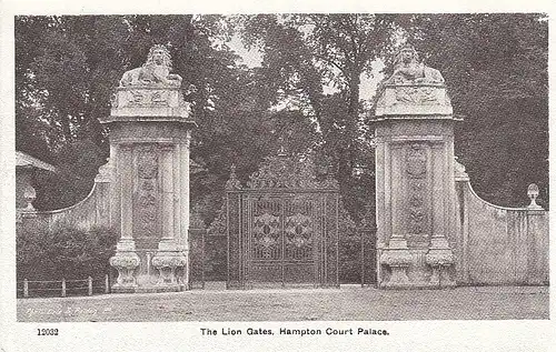 Hampton Court Palace, The Lion Gates ngl E5226