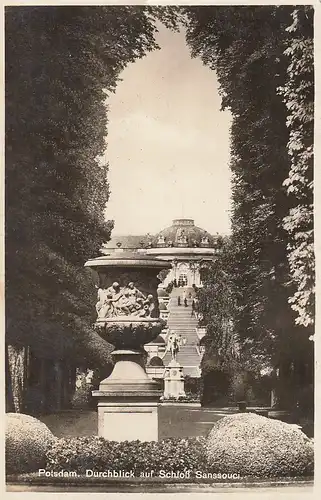 Potsdam. Durchblick auf Schloß Sanssouci, ngl E5473