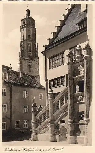 Nördlingen, Rathaustreppe mit Daniel ngl E9301
