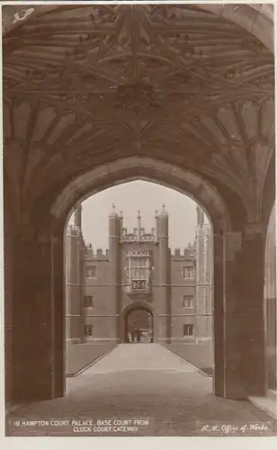 London, Hampton Court Palace, Clock Court Gateway ngl F1702