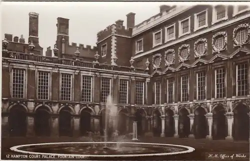 London, Hampton Court Palace, Fontaine Court ngl F1097