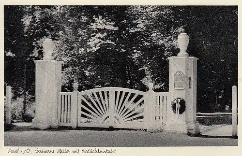 Varel i.Oldenburg, "Steinerne Pfeiler" mit Gedächtnistafel ngl F1061