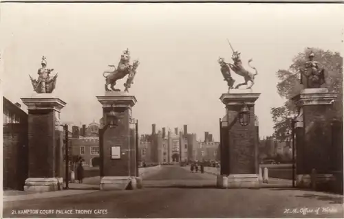 London, Hampton Court Palace, Trophy Gates ngl F1373