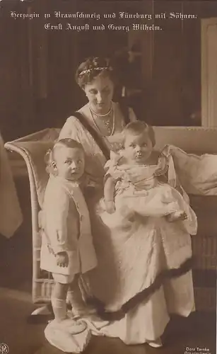 Herzogin von Braunschweig und Lüneburg mit ihren Söhnen ngl F1391