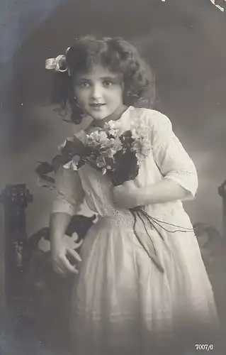 Mädchen mit Blumenstrauss gl1917 F0742