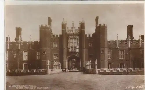 London, Hampton Court Palace, Central Portion of West Front ngl F1701