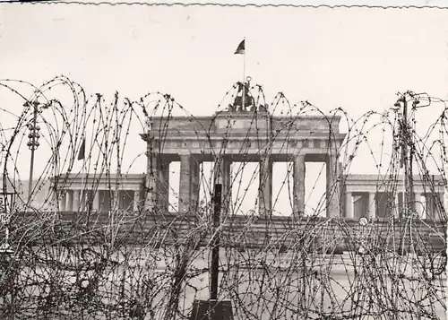 Berlin, Brandenburger Tor hinter Stacheldraht gl1962 F7211