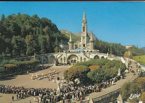 Lourdes (Haut-Pyrenées), Les Malades assistant au Chemin de Crox gl1990 F4374