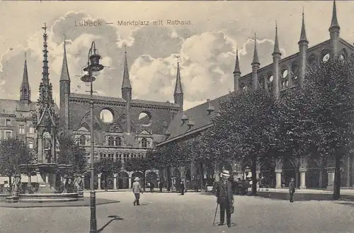 Lübeck, Marktplatz mit Rathaus feldpgl1915 F7892