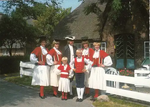 Nordseeinsel Sylt, Trachtengruppe vor altem Friesenhaus in Keitum ngl F6494