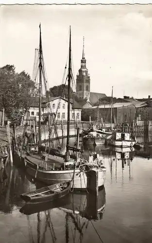 Itzehoe, Hafen mit Hauptzollamt glum 1960? F6110