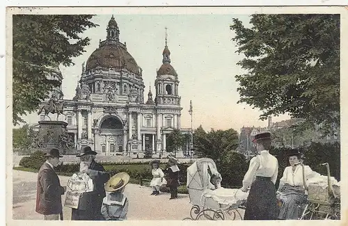 Berlin, Berliner Leben am Lustgarten mit Dom ngl F9406