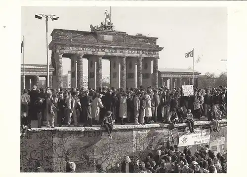 Berlin, Brandenburger Tor am 10.11.1989 ngl F7223