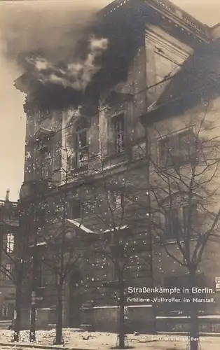 Berlin, Straßenkämpf, Artillerie-Volltreffer im Marstall ngl F6742