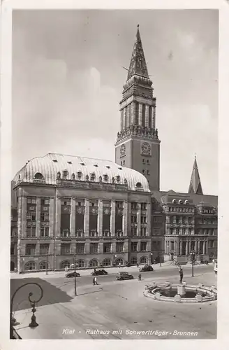 Kiel, Rathaus mit Schwertträgerbrunnen ngl F7453