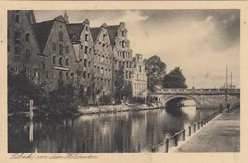 Lübeck, vor dem Holstentor ngl F7900