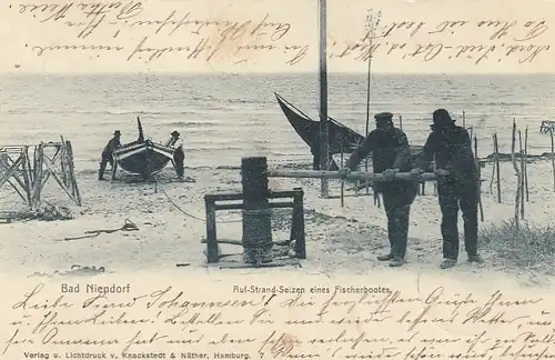 Bad Niendorf, Auf-Strand-Setzen eines Fischerbootes gl1904 F7966